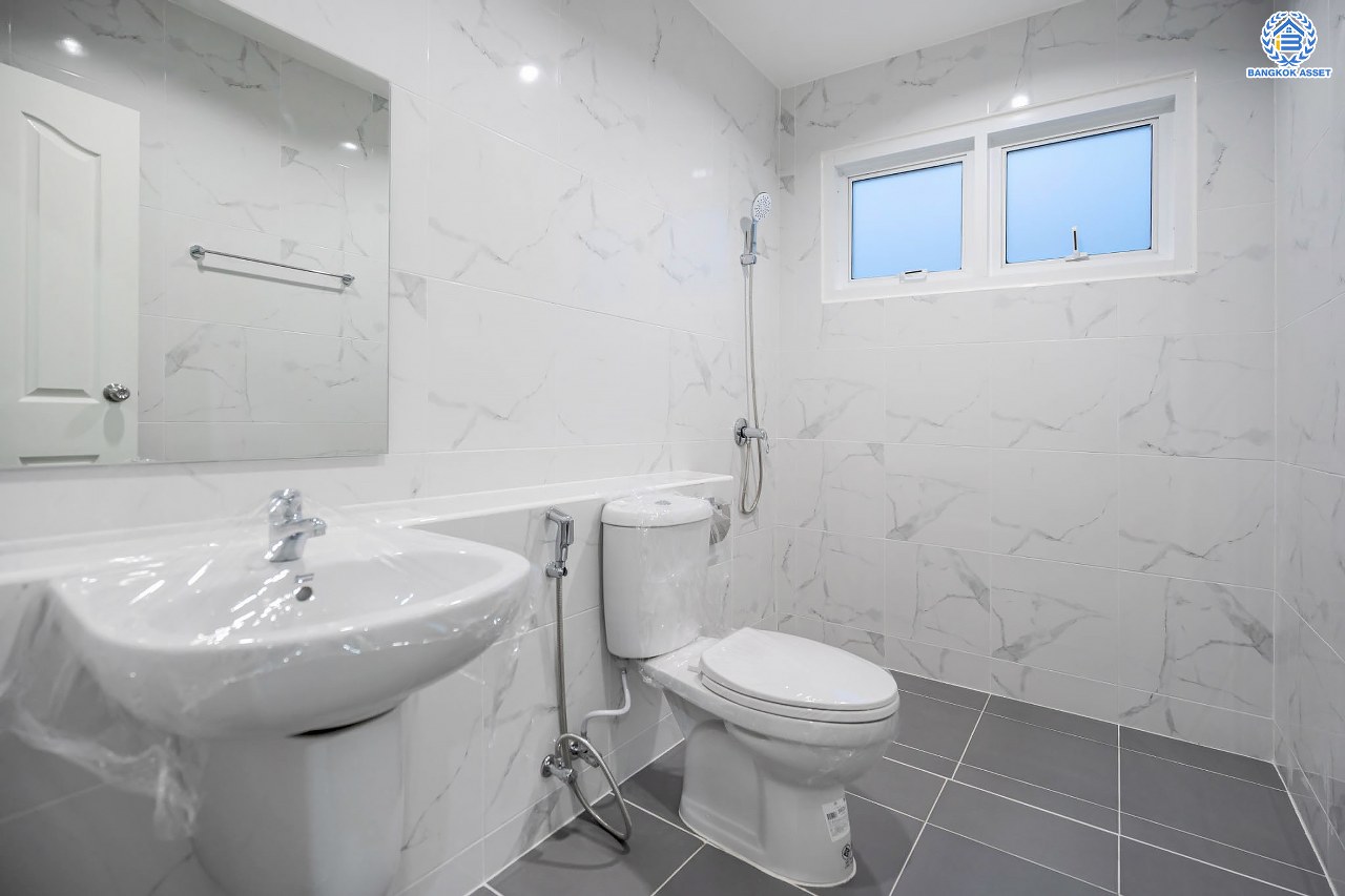 บ้านมือสองตกแต่งใหม่ แบรนด์ LH โครงการ ชัยพฤกษ์ วัดลาดปลาดุก ตอบโจทย์ทุกการอยู่อาศัย เนื้อที่ 60 ตร.ว. พื้นที่ใช้สอยมากถึง 198.96 ตร.ม. ฟังก์ชัน 3 ห้องนอน 3 ห้องน้ำ จอดรถได้ 2 คัน บนทำเลดีที่สุด! ใกล้เซ็นทรัลเวสต์เกต ทางด่วน "กาญจนาภิเษก" และรถไฟฟ้าสายสีม่วง "สถานีคลองบางไผ่"